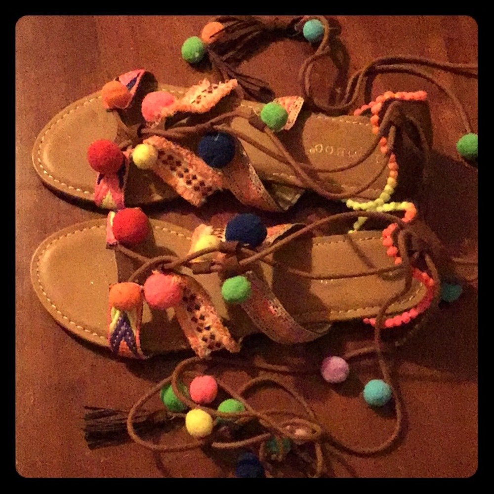 Cute braided tie Pom Pom sandal